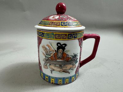 [Китай 1970-е годы] Фарфоровая кружка с крышкой. Национальный сюжет. Клеймо. Р: 9 х 8 см. 