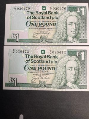 Шотландия 1 фунт -2 шт соседние номера 1992 UNC 
2402/