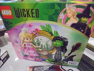 A new Lego Wicked No.75692 Glinda & Elpheba.