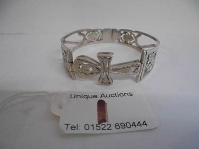 A good silver ladies bangle in the Egyptian style, 25 grams.