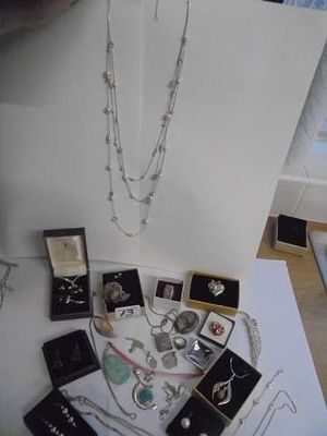 A good lot of jewellery including silver chains, earrings, costume jewellery etc, 28 itmes.