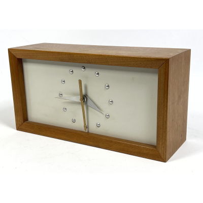 Mid Century Modern Wood Case Desk Clock. Electric. Modern face. Dimensions: H: 7 inches: W: 