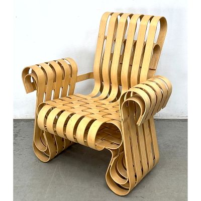 DAY 2 Power Play armchair designed by architect Frank Gehry for Knoll. Interwoven strips of 
