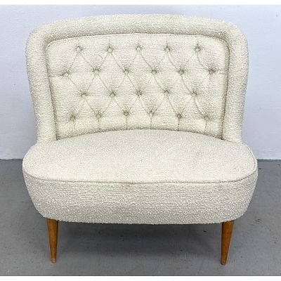 Italian Mid-Century Slipper Chair Lounge. Off white boucle with button tufted back and tapered 