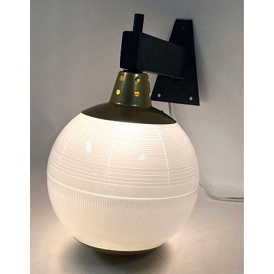 Large Fidenza Vetraria wall lamp. Dimensions: Height: 14 inches, Width: 10 inches, Depth: 14 