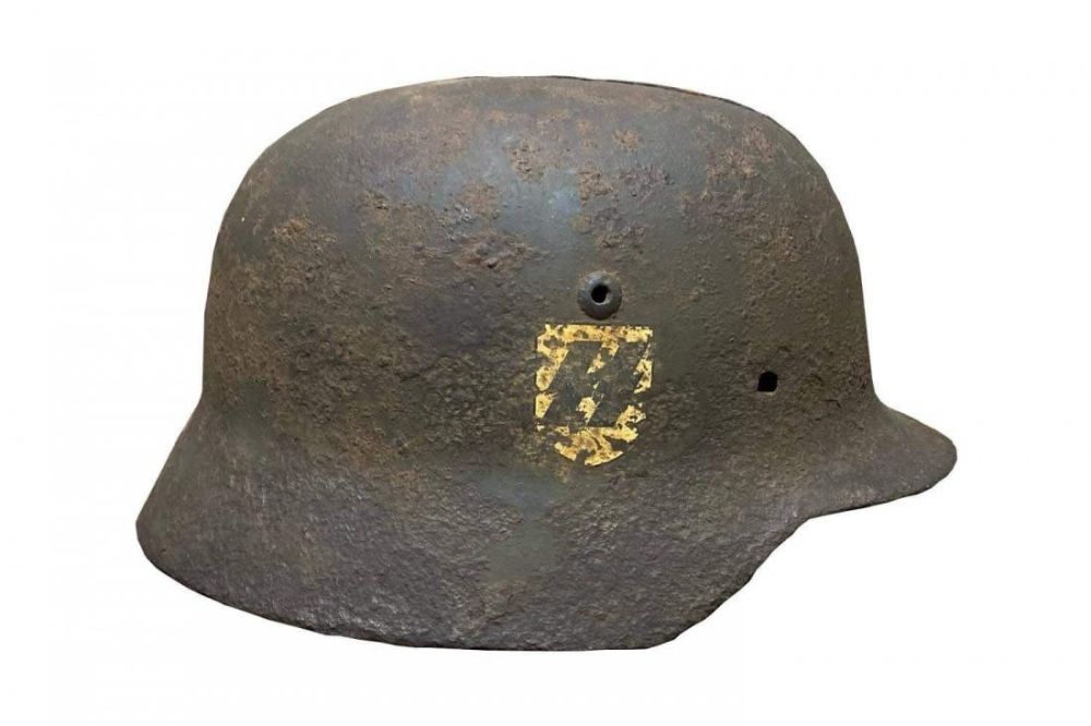 Lot 912: Rare Double Decal M35 SS Helmet