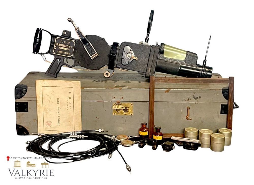 Lot 501: Japanese WWII Machine Gun Training Camera with Box and Asscessories