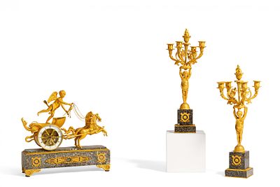 Prächtige Pendule und ein Paar Girandolen Aux Amours. PRÄCHTIGE PENDULE UND EIN PAAR GIRANDOLEN 