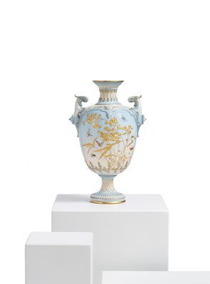 Seltene Vase mit Farn-Dekor und Schmetterlingen. SELTENE VASE MIT FARN-DEKOR UND 