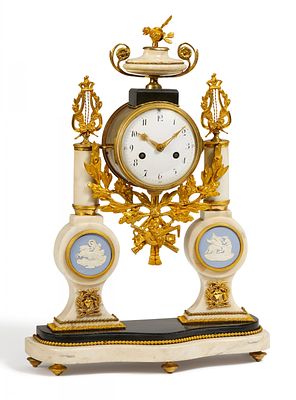 Pendule mit Porzellanplaketten und Vasenzier. PENDULE MIT PORZELLANPLAKETTEN UND VASENZIER. 