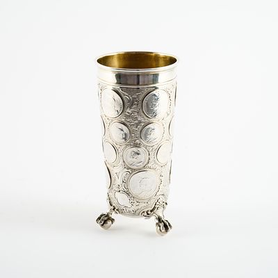 Großer Münzbecher mit Kugelfüßen. GROßER MÜNZBECHER MIT KUGELFÜßEN. Friedländer, Gebrüder. 