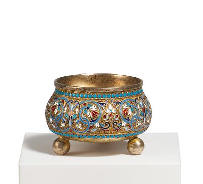 Kleines Salzgefäß mit ornamentalem Emaildekor. KLEINES SALZGEFÄß MIT ORNAMENTALEM EMAILDEKOR. 