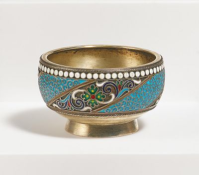 Kleines Salzgefäß mit farbigem Emaildekor. KLEINES SALZGEFÄß MIT FARBIGEM EMAILDEKOR. Moskau. 