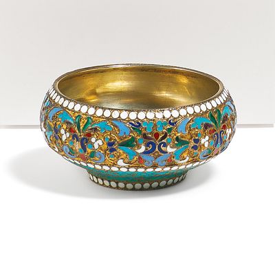 Kleines Salzgefäß mit floralem Emaildekor. KLEINES SALZGEFÄß MIT FLORALEM EMAILDEKOR. 