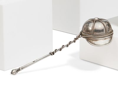 Kleine Vodkakelle in Form einer Schildkappe. KLEINE VODKAKELLE IN FORM EINER SCHILDKAPPE. 