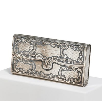 Zigarettenetui in Form einer Brieftasche mit Niellodekor. ZIGARETTENETUI IN FORM EINER 