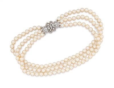 Dreireihiges Akoyaperl-Collier mit Diamant-Schließe. DREIREIHIGES AKOYAPERL-COLLIER MIT 
