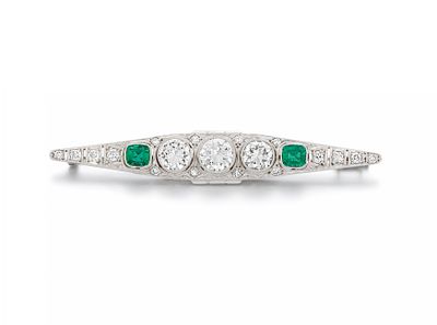 Diamant-Smaragd-Brosche. DIAMANT-SMARAGD-BROSCHE. Datierung: Um 1940. Material: Platin 