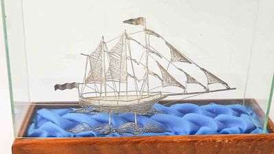 800er Silber Schiff in Vitrine, Ma&szlig;e Vitrine ca. 17 x 12 x 6,5cm Interne Nr. A0280100993