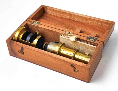 Antikes Reisemikroskop. Antikes Reise Mikroskop in orig. Holzschatulle mit Zubeh&ouml;r, Ma&szlig;e Box ca. 