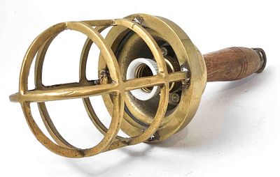 Antike Schiffslampe aus Messing mit Holzgriff, L&auml;nge ca. 35cm, &Oslash; ca. 11,5cm, aus renommiertem 