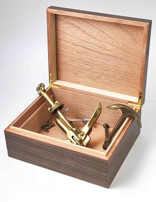 Maritime Deko aus Kapit&auml;nsnachlass, versch. Messinganker u. a. Sammlerst&uuml;cke in Holzbox aus 