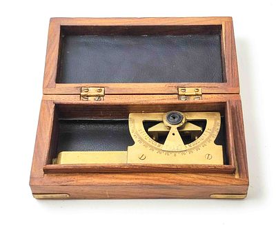 Antiker Winkelsextant SS Nieuw Amsterdam. Antiker Winkelsextant in orig. Holzdose, diese mit 
