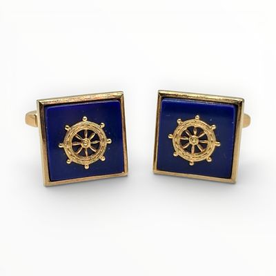 Maritime Manschettenkn&ouml;pfe, Material ungepr&uuml;ft, Dekor goldfarbenes Steuerrad auf blauer Platte 