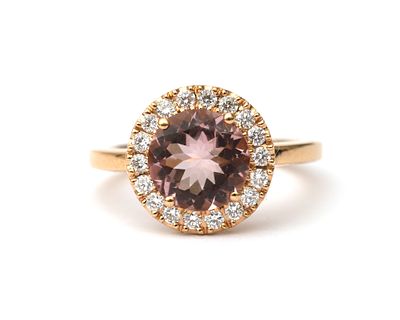 Een 18 krt. roségouden entourage ring met morganiet en diamant Het middenstuk bezet met een 