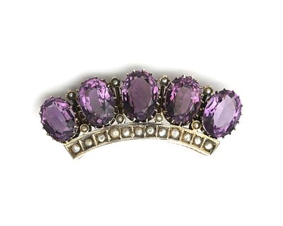 Een zilveren broche in de vorm van een kroon met amethist en parels De broche is bezet met vijf 