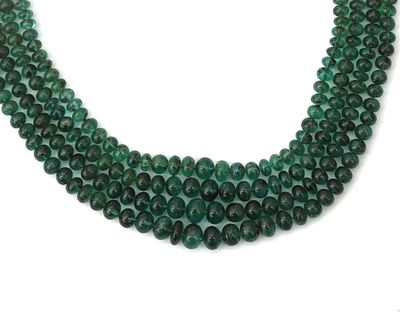 Een vier-rijig collier van smaragd met roségouden 14 krt. sluiting Collier bestaande uit vier 