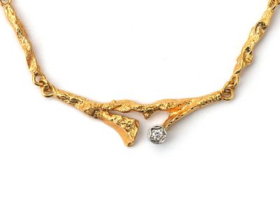 Een 14 krt. geelgouden Lapponia 'Spring Dew' collier met diamant Door Björn Weckström. 