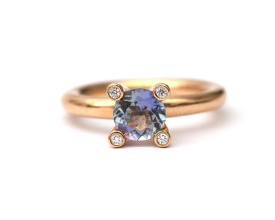 Een 18 krt. roségouden Bron 'Phlox' ring met tanzaniet en diamant Het middenstuk van de ring is 