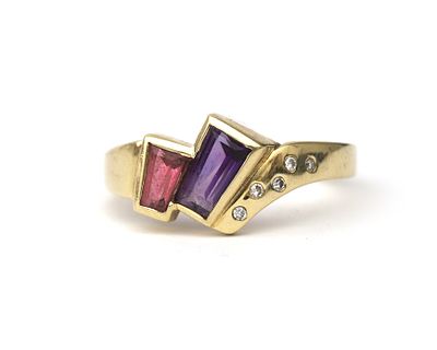 Een 14 krt. geelgouden ring met amethist, roze kwarts en diamant Het asymmetrische middenstuk 