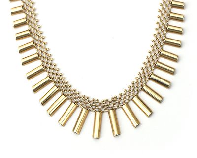 Een 14 krt. geelgouden staafjescollier Een fijn geweven schakelcollier met granules, het 