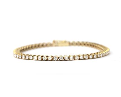 Een 14 krt. geelgouden tennisarmband met ca. 2.95 ct. diamant Bezet met 59 briljant geslepen 