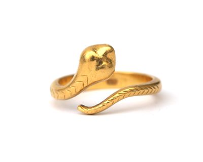 Een 22 krt. geelgouden slangen ring Ring in de vorm van een slang, waarbij de kop en staart het 