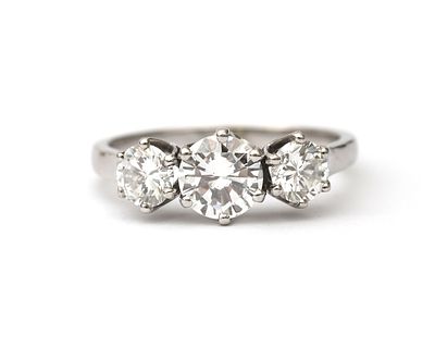 Een 14 krt. witgouden driesteens ring met diamant, ca. 1.77 ct. Het middenstuk van de ring is 
