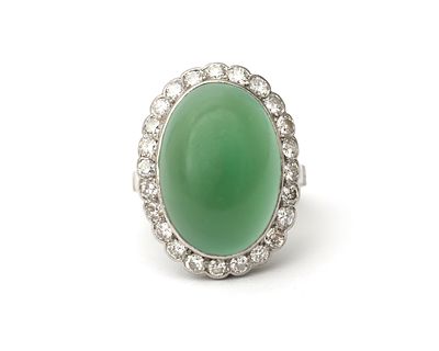 Een 14 krt. witgouden ring met chrysopraas en diamant Het middenstuk van de ring is bezet met 
