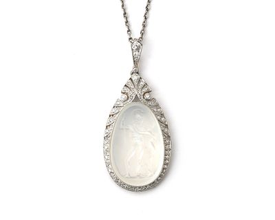 Een platina Art Deco hanger met diamant en maansteen camee aan collier Een druppelvormige 