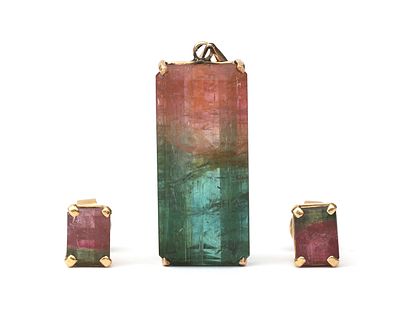 Een set van een 482/000 roségouden hanger en een paar 14 krt. roségouden oorstekers met 