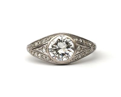 Een 18 krt. witgouden ring met Old European cut diamant van ca. 1.48 ct. Het middenstuk van de 