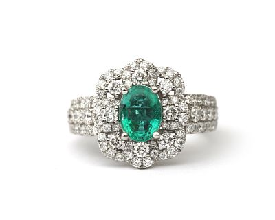 Een 950/000 platina cocktailring met smaragd en diamant Het middenstuk van deze entourage 