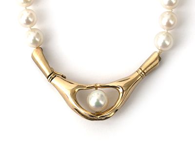 Een cultivé parelcollier met 14 krt. geelgouden hanger Collier van gecultiveerde witte 