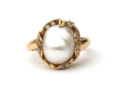 Een 18 krt. geelgouden ring met parel en diamant Het middenstuk van de ring is bezet met een 