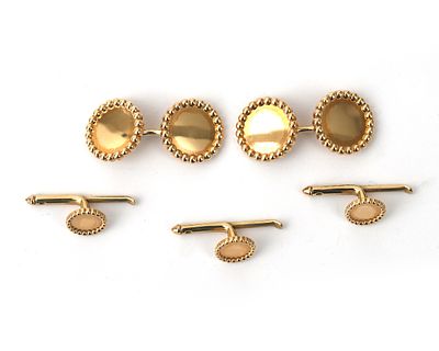 Een set van Tiffanny & Co, bestaande uit een paar manchetknopen en drie boordknopen In ronde 