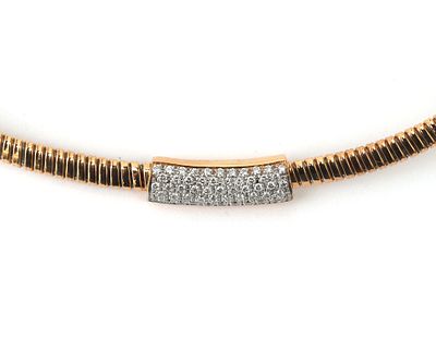 Een 18 krt. roségouden choker spangcollier met diamant Collier voorzien van een rechthoekig 