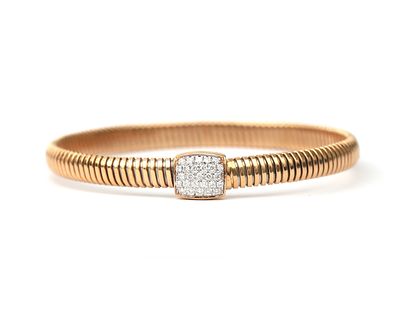 Een 18 krt. roségouden bangle armband met diamant Armband vervaardigd uit 18 krt. roségoud 