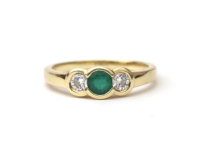 Een 14 krt. geelgouden ring met smaragd en diamant Het middenstuk van de ring is bezet met een 