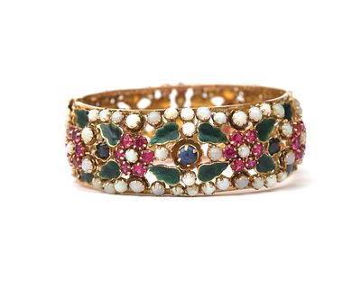 Een 494/000 geelgouden bangle armband met emaille en opaliet Organisch vormgegeven opengewerkte 